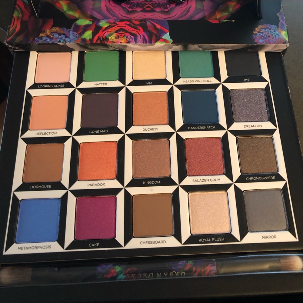 Urban decay LE BNIB Alice in wonderland palette